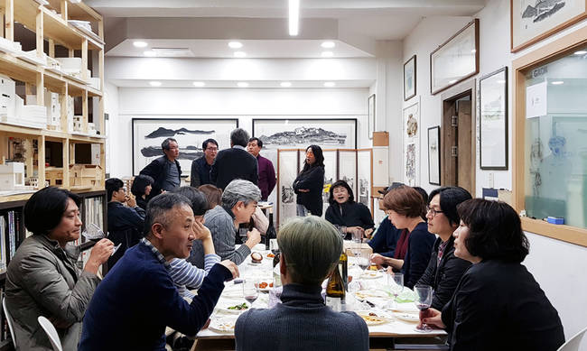 고(故) 구본준 한겨레 기자를 추모하는 모임이 지난 10일 서울 강남구 가온 건축사무소에서 열렸다.					         (유가족 제공) 