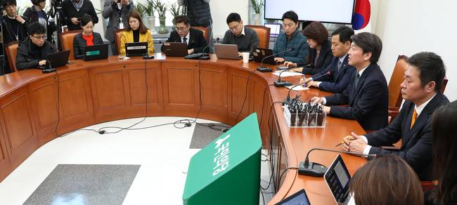 국민의당 안철수 대표가 지난 4일 오전 서울 여의도 국회에서 취임 100일을 맞아 기자간담회를 하고 있다.(뉴시스) 