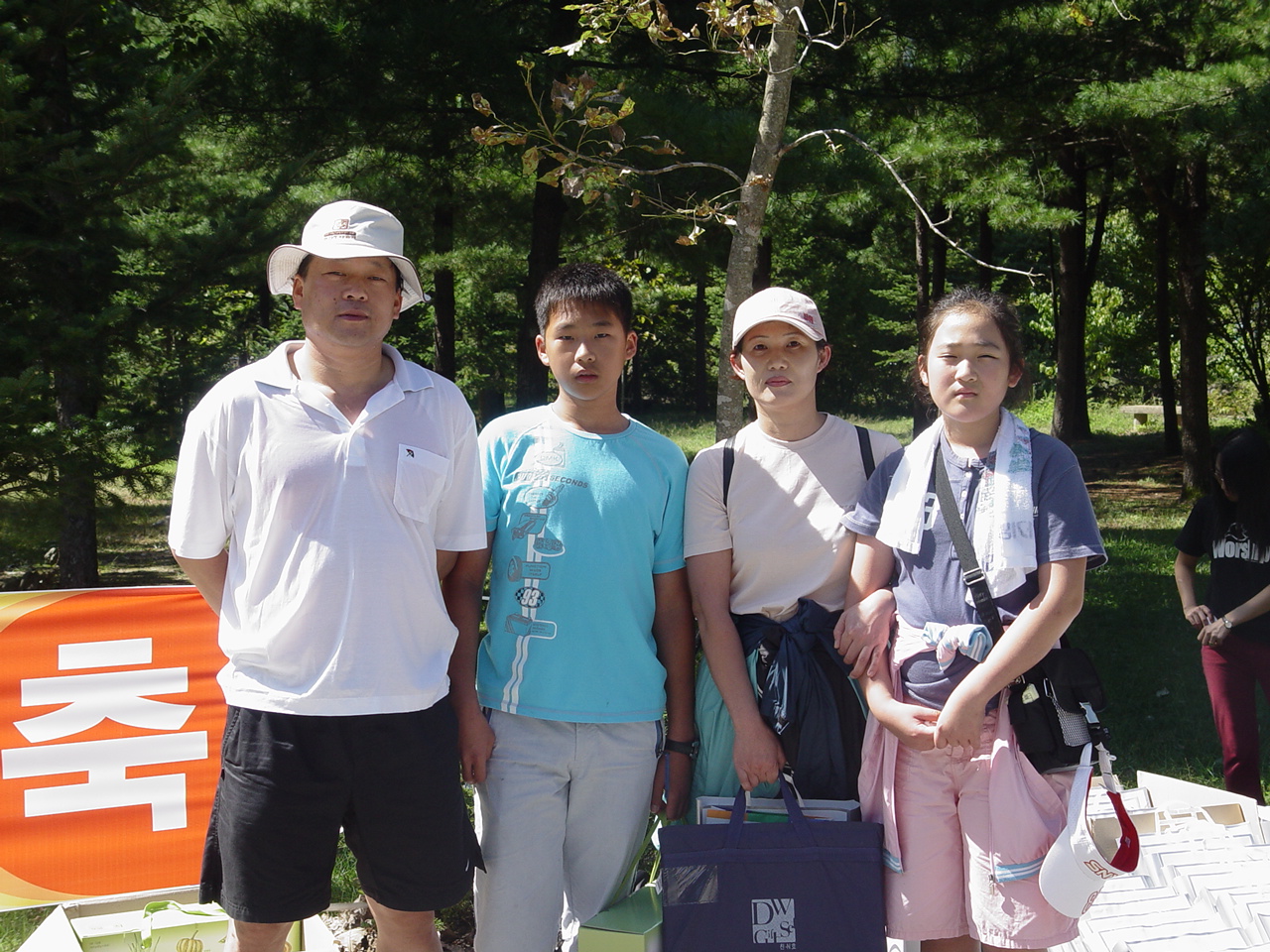 가족 등반완주 부문에서 가장 먼저 골인점에 도달한 전북도민일보 양준천(남원주재) 기자와 부인 김미숙씨, 아들 준천, 딸 수진양.